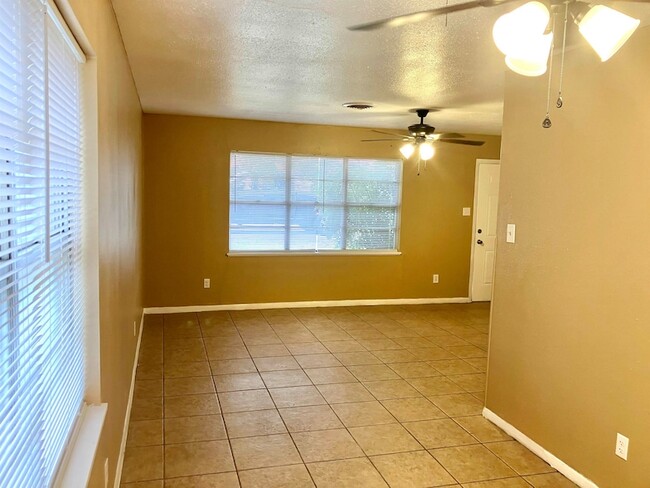 Building Photo - 1112 Northwood Dr
