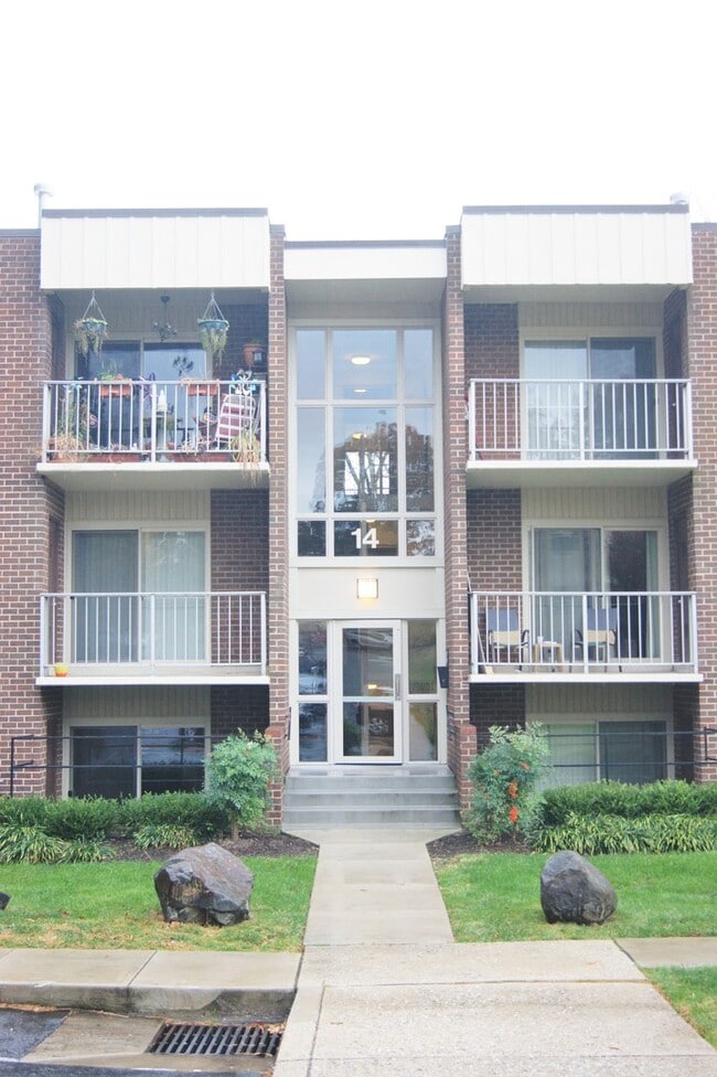 Building Photo - 14 Mountbatten Ct
