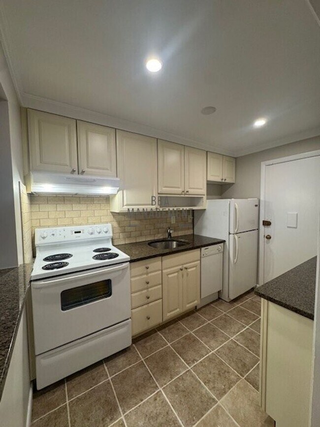 Building Photo - Nice Allston 2BR Listing!!