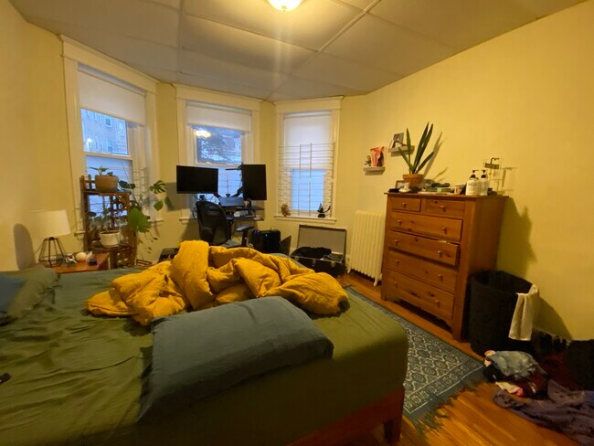 Building Photo - 162 Kelton St