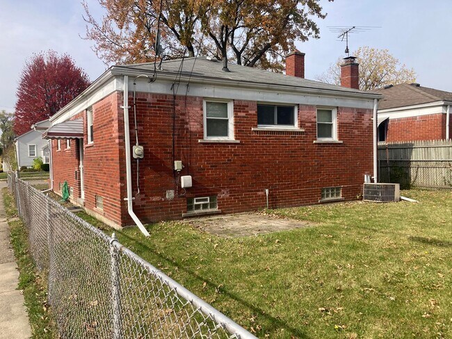 Foto del edificio - 3 bedroom, 2 FULL Bath Brick Ranch - HW Floors - Finished Bsmt - 1 car garage - Sec. 8 OK