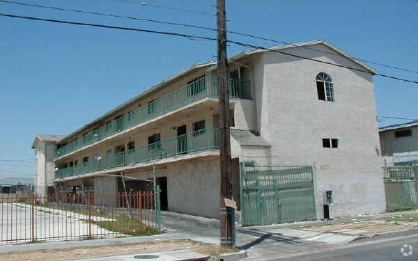 Primary Photo - 8307 S Figueroa St