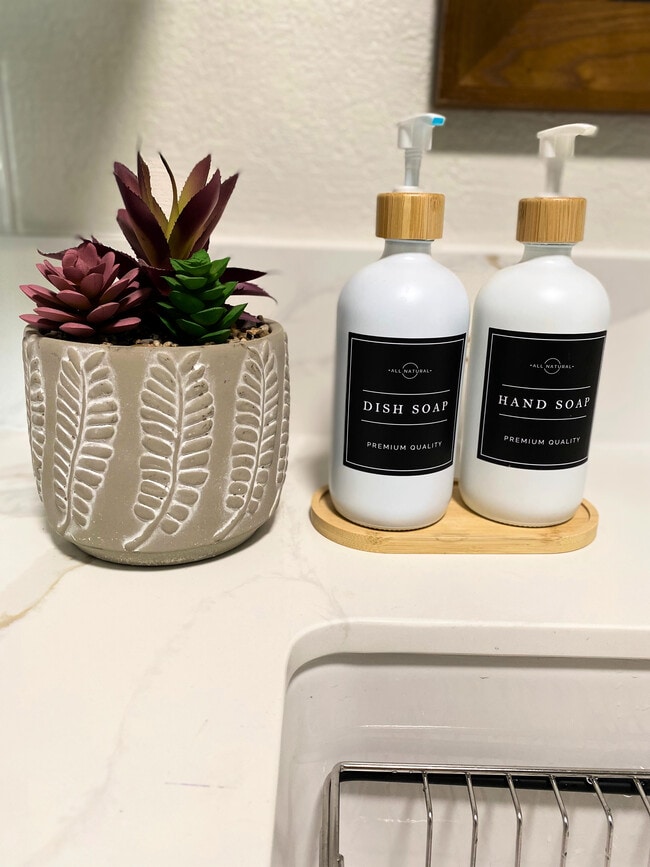 Jabón para platos, jabón de manos y otros productos de limpieza básicos disponibles a tu alcance. - 1795 W 28th St