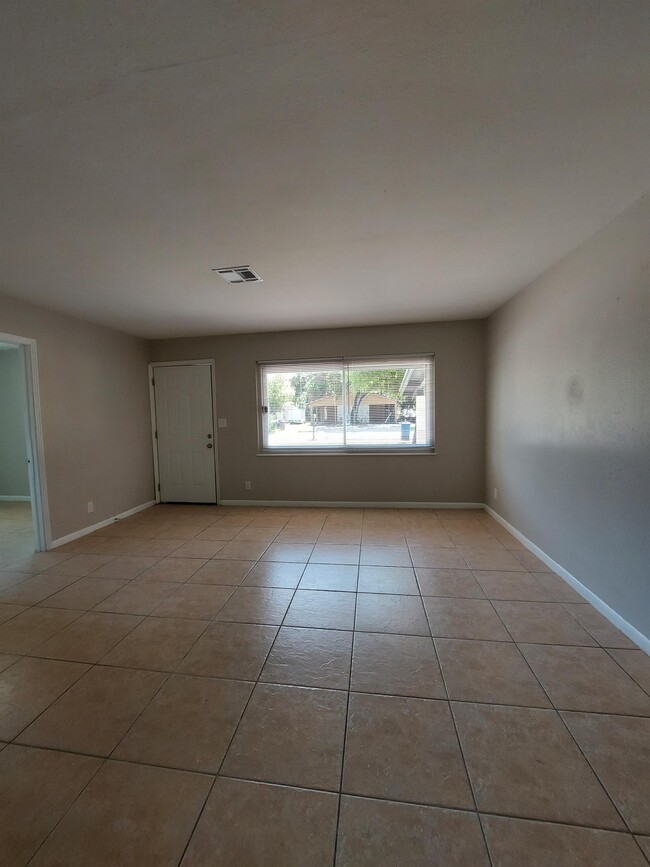Building Photo - 592 Lynneda Ave