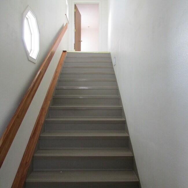 Apartamento en la planta superior - 2152 Frances St