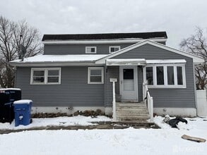 Building Photo - 162 Holly St