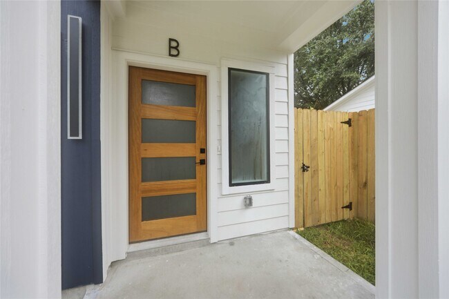 Building Photo - 8013 Moon Beam St