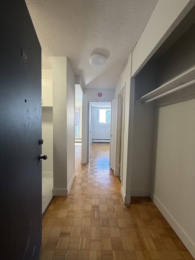 Building Photo - 125 Somerset St W