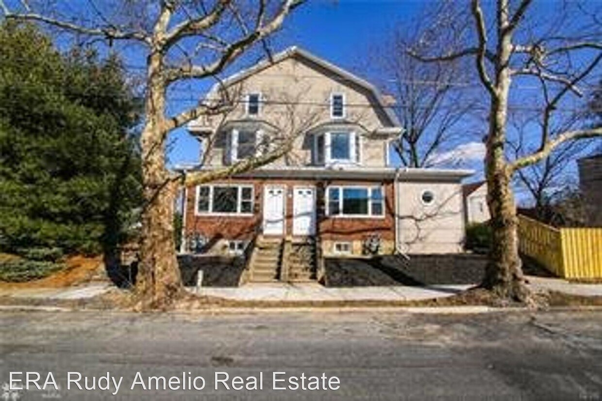 Primary Photo - 725-727 N Quincy St