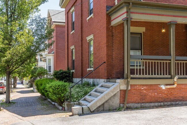 Building Photo - LOVELY 1BR/1BA WEST END - FULLY FURNISHED & Includes ALL Utilities, Parking + Laundry