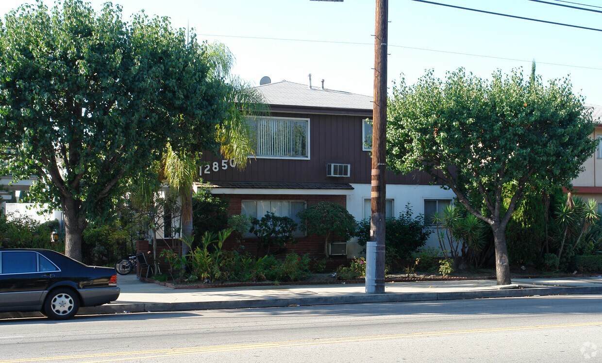 Primary Photo - 12850 Oxnard St
