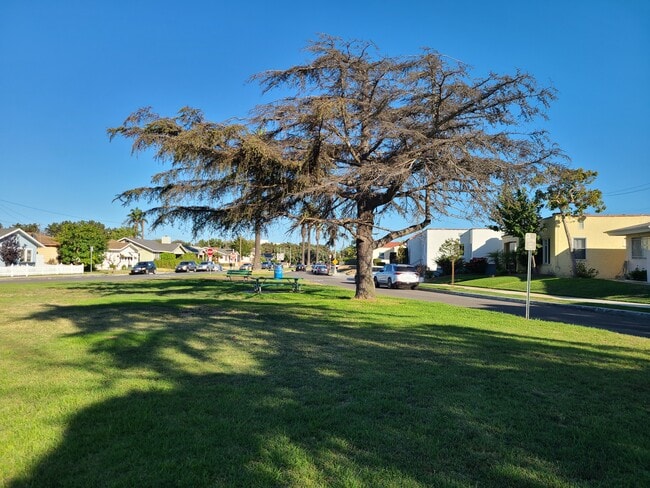 Parkette - 641 Border Ave