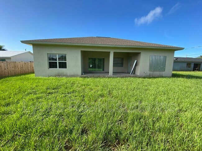 Foto del edificio - 18463 Van Nuys Cir