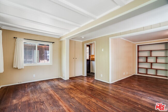 Foto del edificio - 636 N Topanga Canyon Blvd