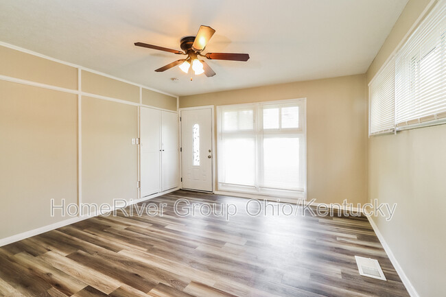 Foto del edificio - 2921 Garey Ln