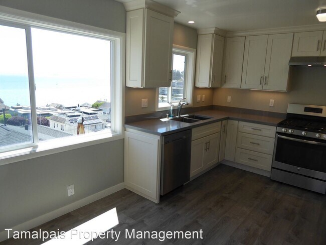 Building Photo - 302 3rd St