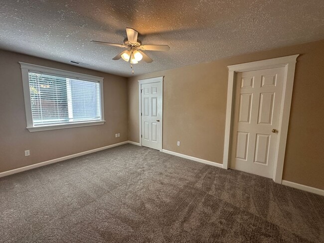 Foto del edificio - Three Bedroom Two Bath Home