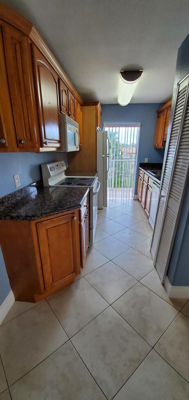 Building Photo - 32 NE 22nd Ave