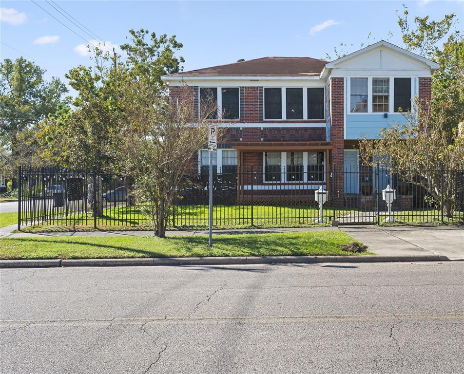 Foto principal - 2718 Cleburne St