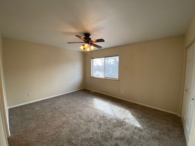 Building Photo - Lovely (4) bed, (2) bath home in the desir...