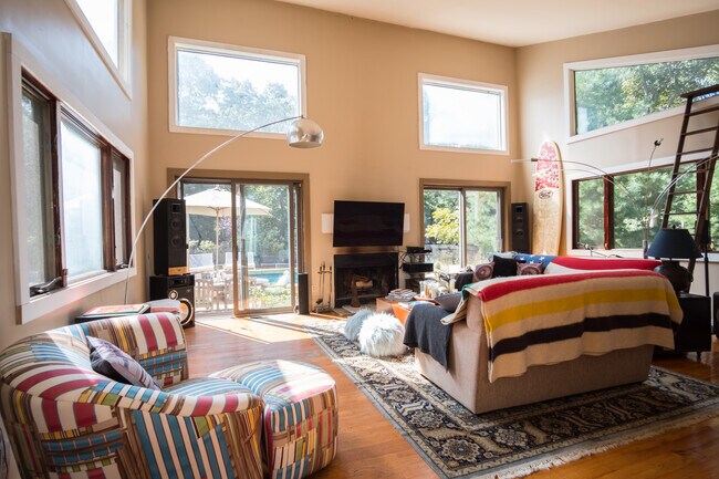 Foto del edificio - 74 Talmage Farm Ln