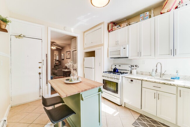 Building Photo - 38 W Hamilton Pl #4L