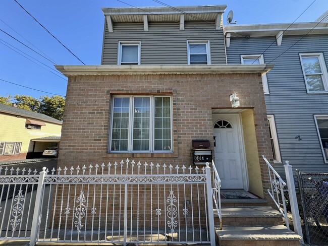 Building Photo - 68 Chestnut Ave