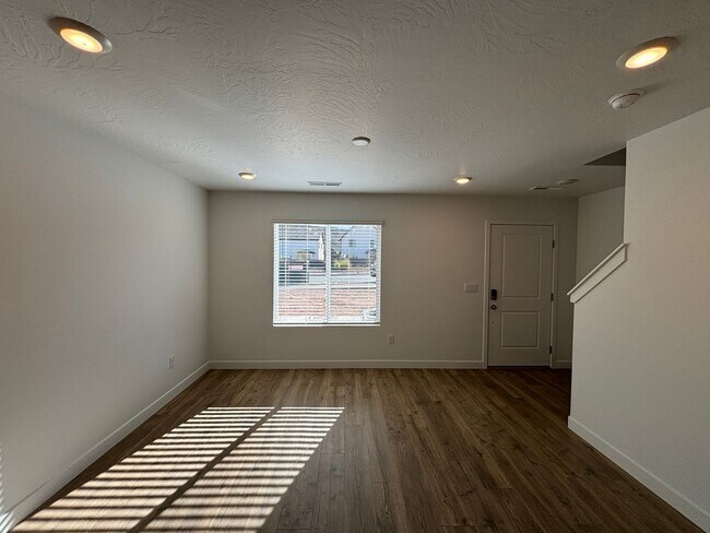 Foto del edificio - Price Reduced!! LONG VALLEY Townhome!