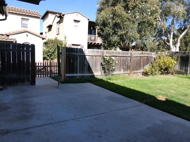 Building Photo - Autumn Glenn Large Two Story Home Near Sho...