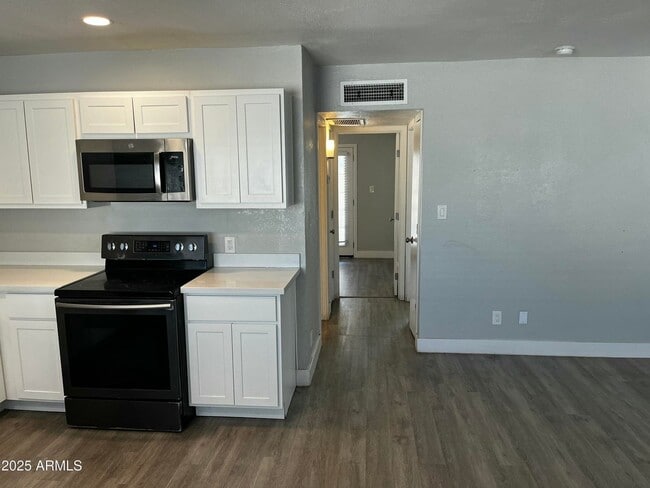 Photo - Katzberg/Nakagawa / 16th Ave Apartment