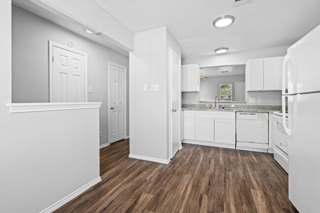 Foto del edificio - Near Downtown Townhome - 2BD/2.5BA - New finish - W/D  - $1350 W Rent Credit