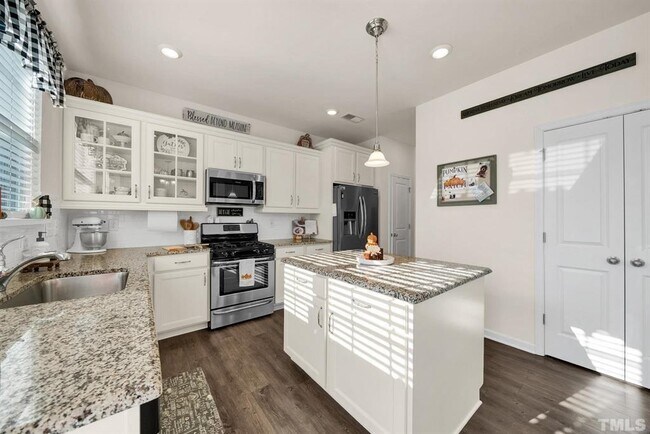 Building Photo - 2004 Birdhouse Ln