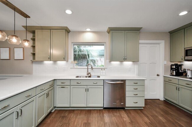 Foto del edificio - 707 Chevy Chase Cir