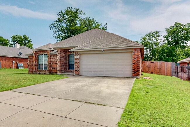 Building Photo - Available July | 4-bedroom 2 bath home in ...