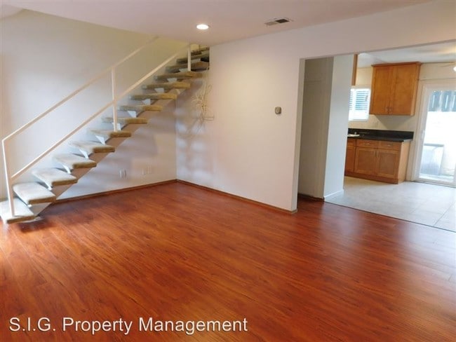 Building Photo - 2501 N Glenoaks Blvd