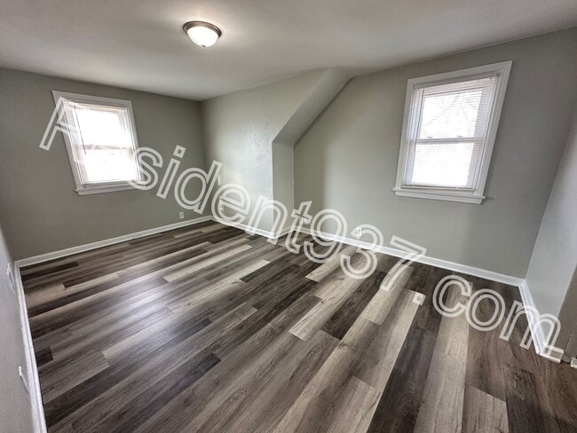 Building Photo - Spacious 3 Bed 2 bath Home