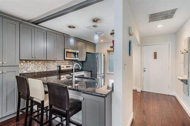 Foto del edificio - 637 Drake Ln N