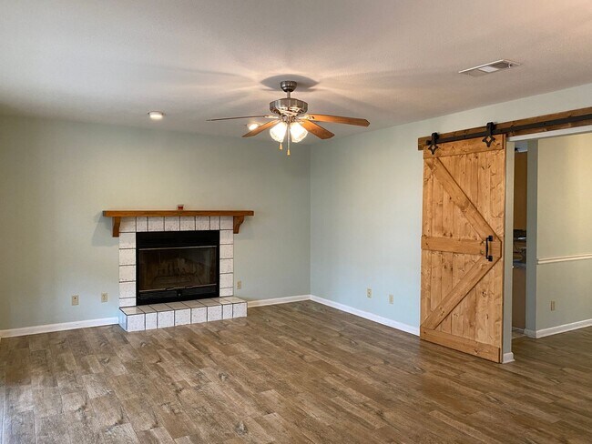 Building Photo - Updated 3 Bedroom in Pace