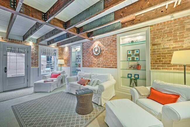 Foto del edificio - Elegantly Furnished 3 Bedroom Single Famil...