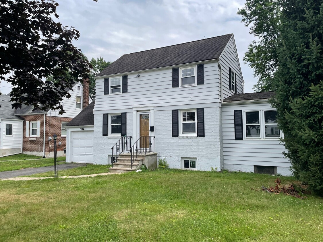 Primary Photo - 218 Ridge St