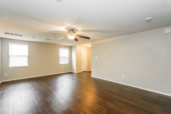 Building Photo - 205 Cres Ridge Dr