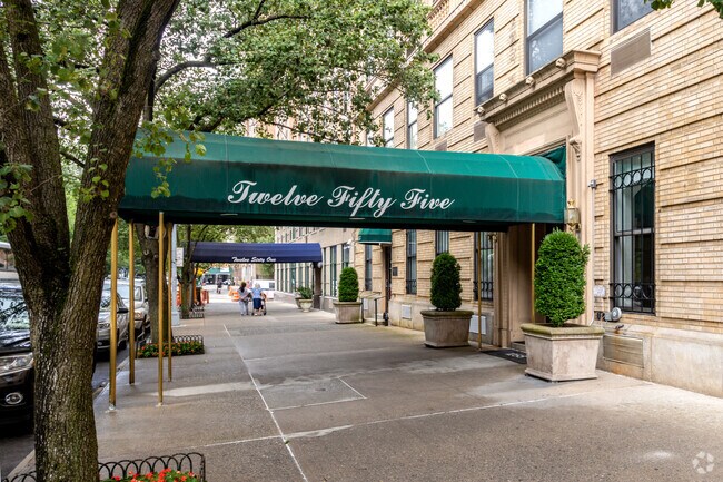 Foto del edificio - 1255 5th Ave