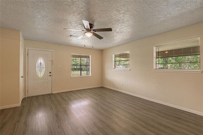 Foto del edificio - 137 E Austin Ave