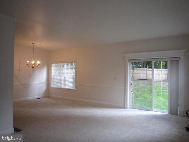 Building Photo - 200 Maple Ct