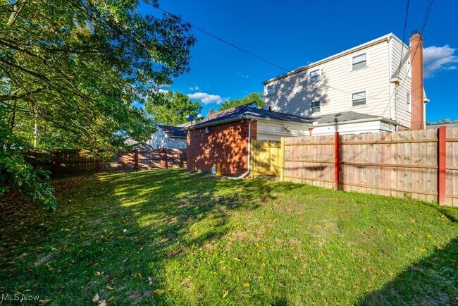 Building Photo - 630 Mineola Ave