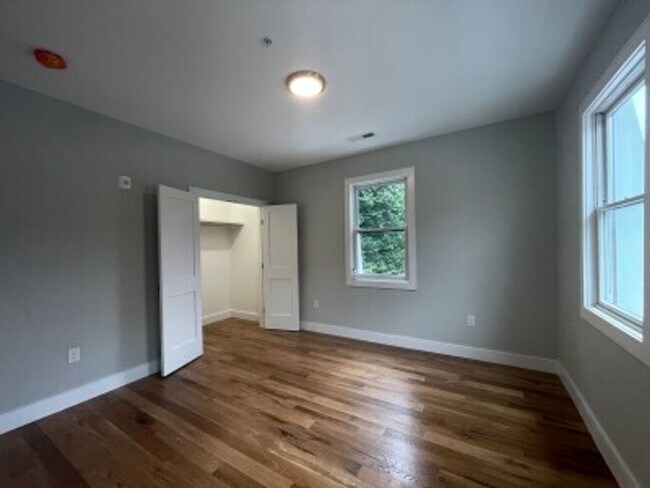 Foto del edificio - Stunning, Gut Rehab Brookline Village 4 Be...