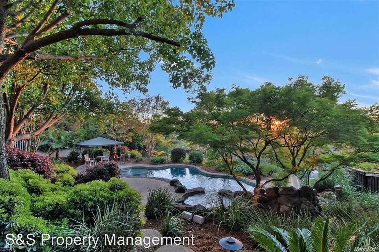 Foto principal - 5 br, 3 bath House - 241 Cascade Falls Dr.