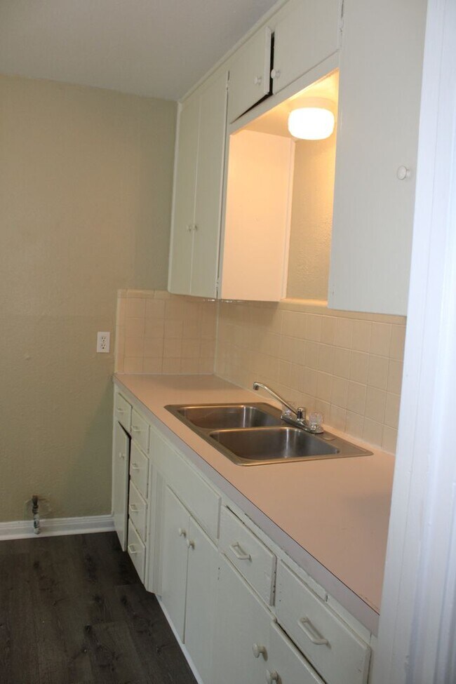 Building Photo - Updated 1 Bed - Tinker Close!