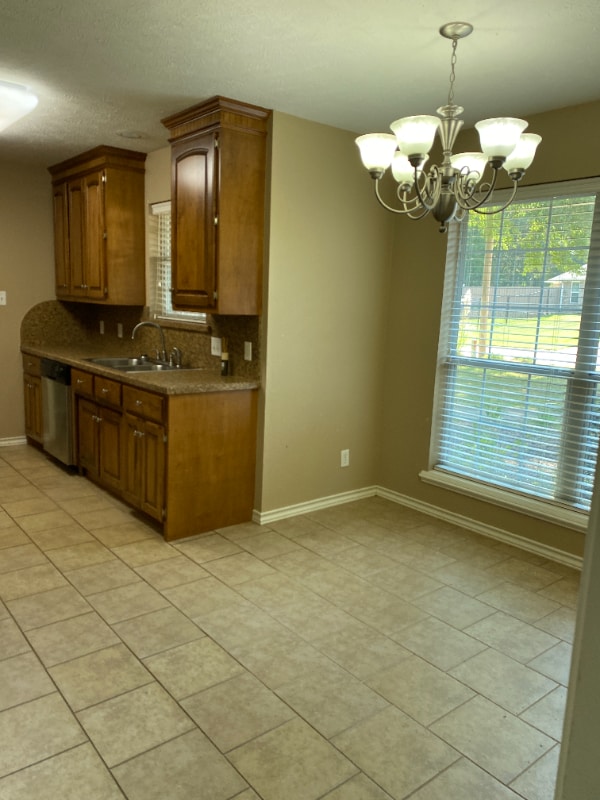 Building Photo - 104 Village Pl