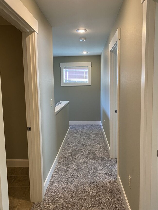 Building Photo - 3 Bedroom Townhome at The Vineyard